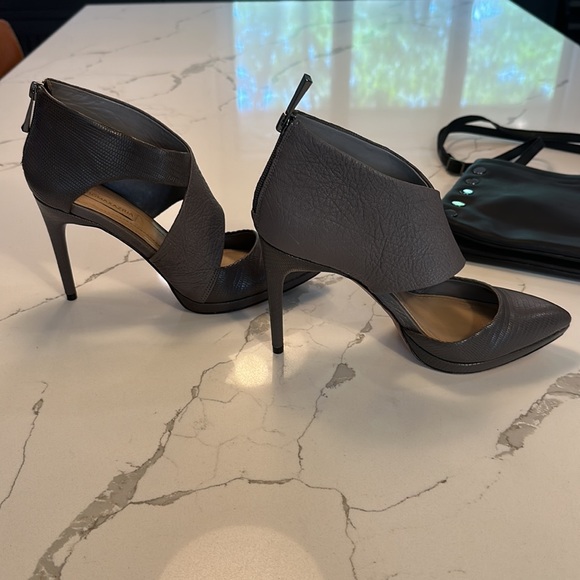 BCBGMAXAZRIA- impossible to pronounce, and to forget. Vero Cuoio Leather Heels - Picture 4 of 9